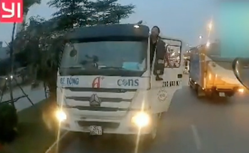 Tài xế lái xe bồn đi ngược chiều yêu cầu... tránh đường để tiếp tục đi.