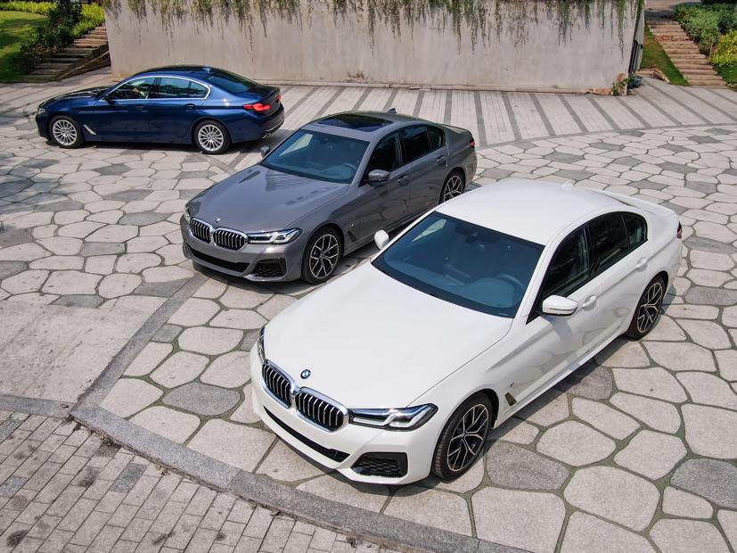 Ngày 15/4, MBW Châu Á và THACO chính thức ra mắt mẫu xe BMW 5 Series mới. Mẫu xe có thiết kế được nâng cấp sang trọng hơn, nội thất bổ sung thêm các chi tiết cao cấp.