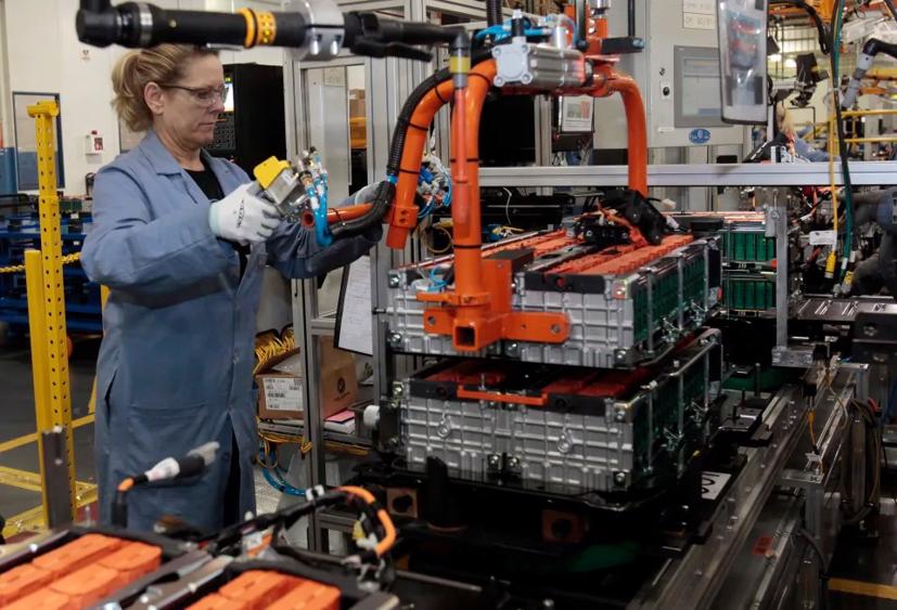 Cơn địa chấn chuyển sang xe điện đồng nghĩa với một tương lai không chắc chắn đối với hàng chục nghìn công nhân ô tô.