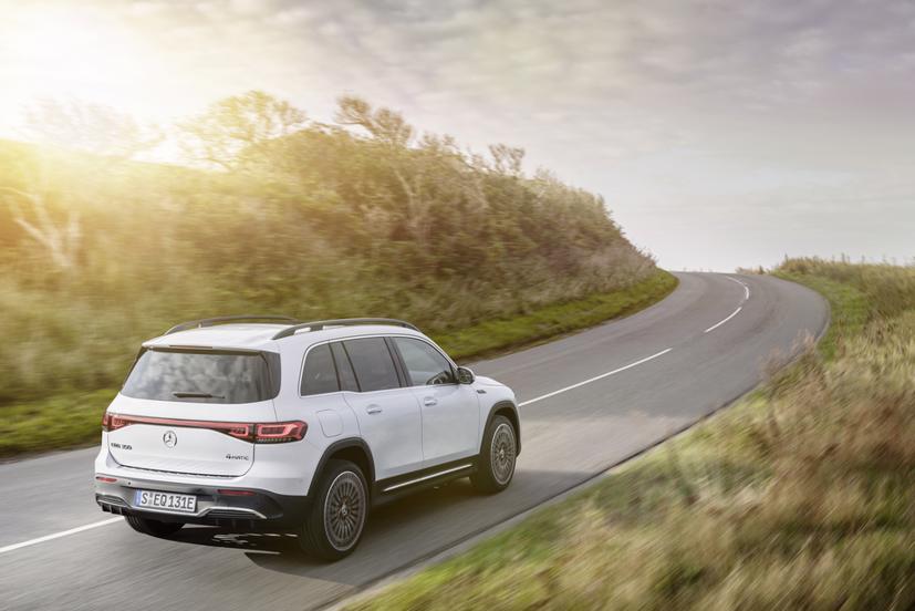 Mercedes ra mắt SUV điện đầu ti&#234;n tại Mỹ - Ảnh 7