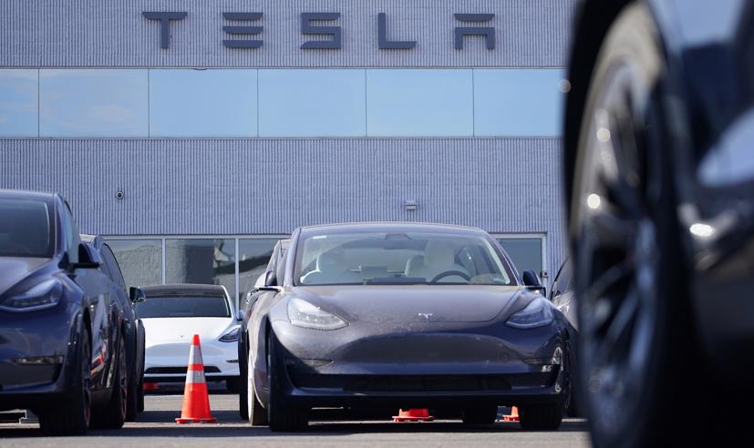 Xe Tesla tự chạy d&#249; ghế t&#224;i xế kh&#244;ng c&#243; người ngồi - Ảnh 1