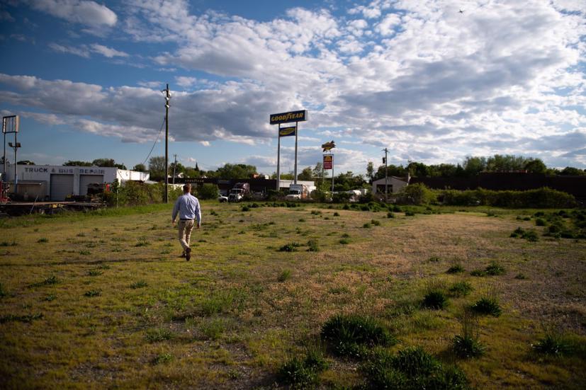 Doug Wiebe, trợ lý giám đốc điều hành hãng xe đã qua sử dụng tại David Dodge Chrysler Jeep RAM, đi bộ qua một bãi đất trống ở Chester, Pa., nơi từng chứa tới 300 xe.