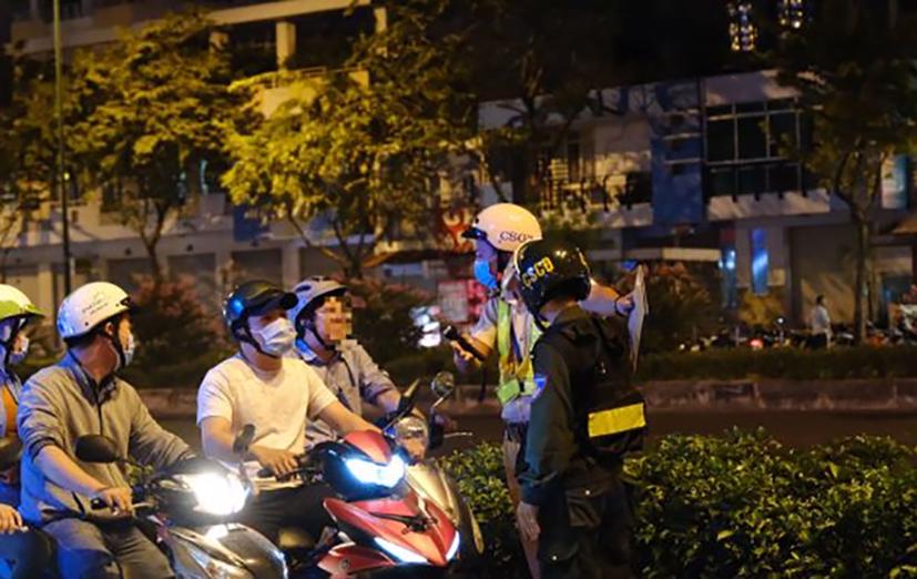 CSGT TP Hồ Chí Minh phối hợp lực lượng CSCĐ  xử lý vi phạm. Ảnh: Cục CSGT.