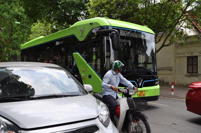Xe bu&#253;t điện VinBus chạy thử nghiệm tại H&#224; Nội, kh&#244;ng đ&#243;n kh&#225;ch - Ảnh 3