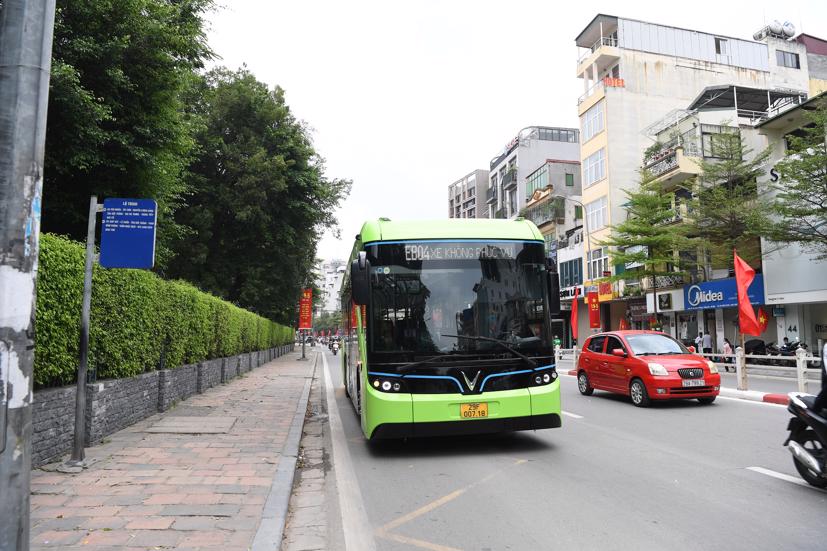 Xe bu&#253;t điện VinBus chạy thử nghiệm tại H&#224; Nội, kh&#244;ng đ&#243;n kh&#225;ch - Ảnh 2
