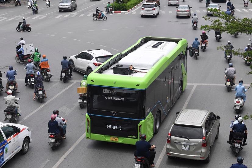 Một số xe buýt điện VinBus đã bắt đầu chạy thử nghiệm trên một số tuyến phố trong nội đô TP Hà Nội