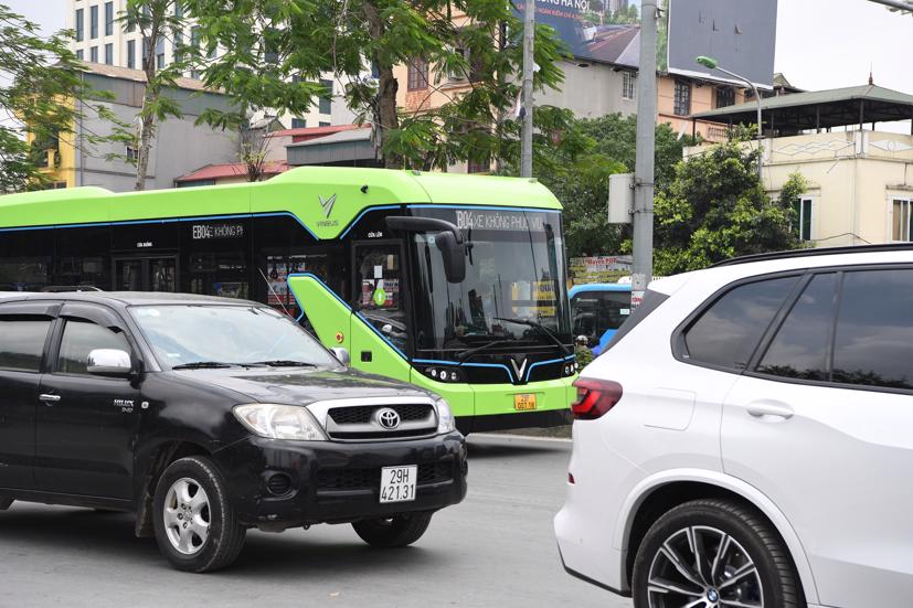 Xe bu&#253;t điện VinBus chạy thử nghiệm tại H&#224; Nội, kh&#244;ng đ&#243;n kh&#225;ch - Ảnh 1
