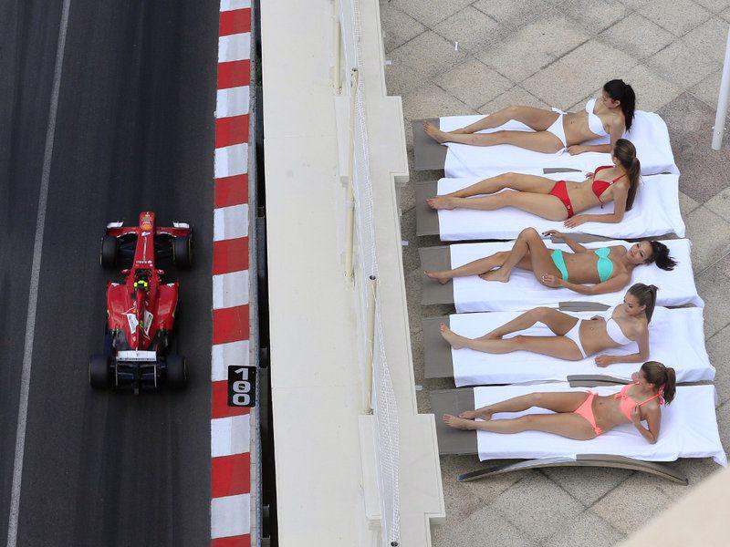 Khi đến Monaco GP, du khách rất dễ bắt gặp cảnh các cô gái vừa xem F1 vừa tắm nắng.