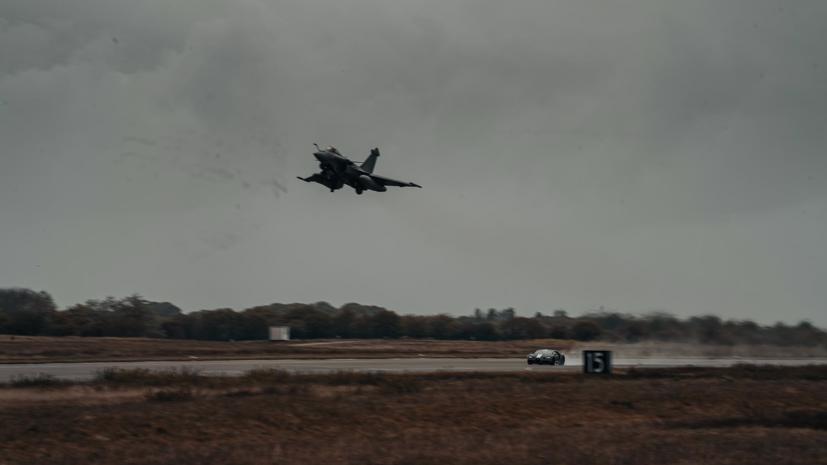 Bugatti Chiron Sport đọ tốc độ c&#249;ng m&#225;y bay ti&#234;m k&#237;ch - Ảnh 6