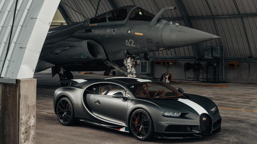 Bugatti Chiron Sport đọ tốc độ c&#249;ng m&#225;y bay ti&#234;m k&#237;ch - Ảnh 1