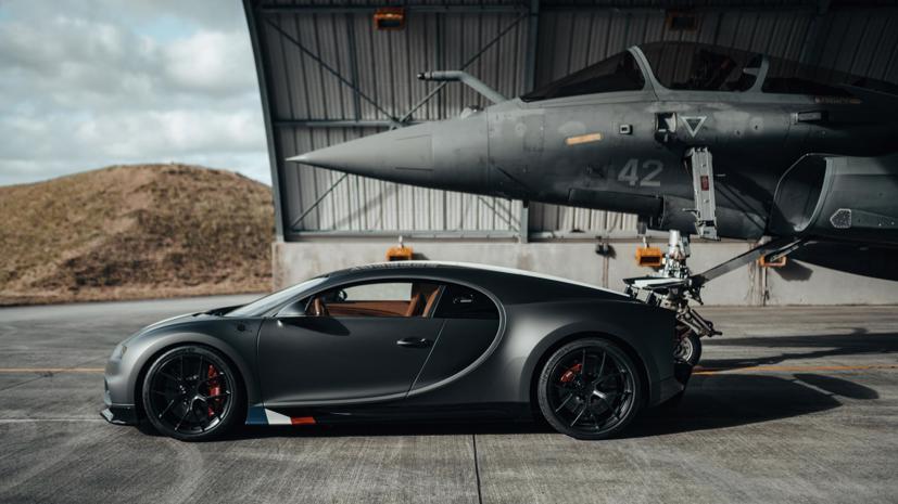 Bugatti Chiron Sport đọ tốc độ c&#249;ng m&#225;y bay ti&#234;m k&#237;ch - Ảnh 3