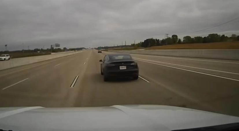 Xe Tesla chạy 131 km/h, t&#224;i xế ngủ tr&#234;n ghế l&#225;i - Ảnh 1