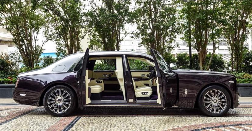 Chiếc Rolls-Royce Phantom này đã bị hải quan Ý thu giữ sau khi phát hiện một số nội thất được bọc bằng da của một loài cá sấu có nguy cơ tuyệt chủng.
