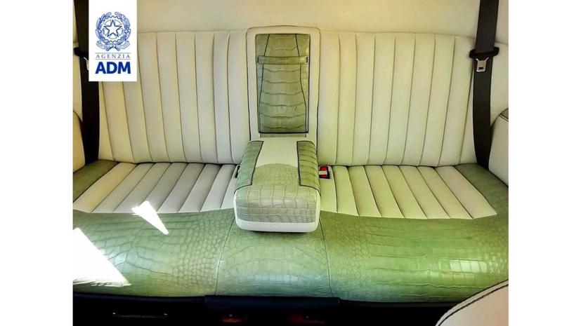 Chiếc xe Rolls-Royce Phantom bị thu giữ v&#236; trang tr&#237; nội thất bằng da c&#225; sấu - Ảnh 1
