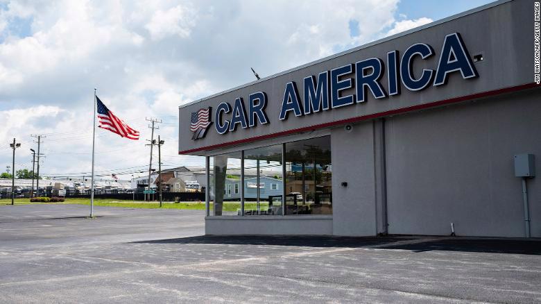 Một đại lý ô tô ở Mỹ không có xe để bán. Ảnh: CNN