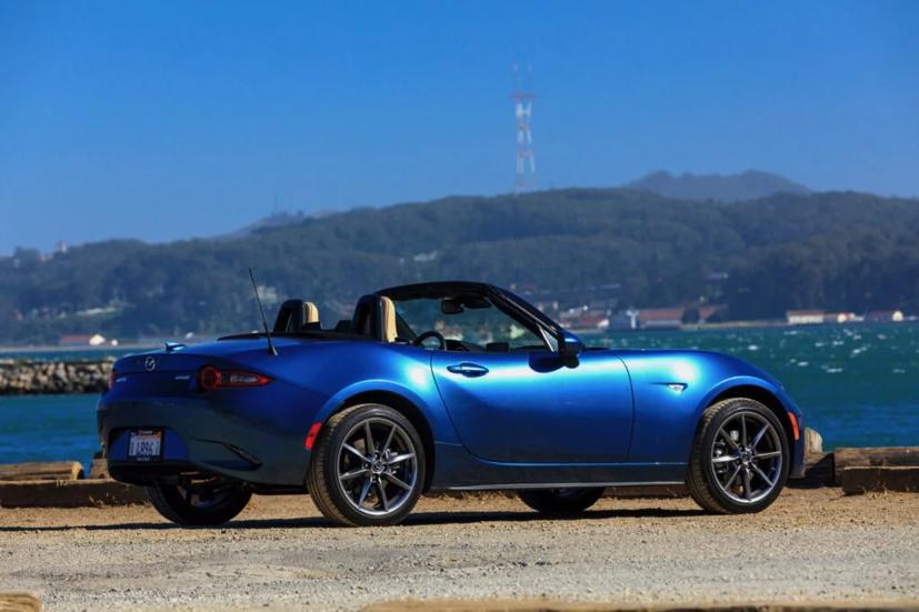 Mazda MX-5 Miata 2020 là một chiếc xe thể thao.