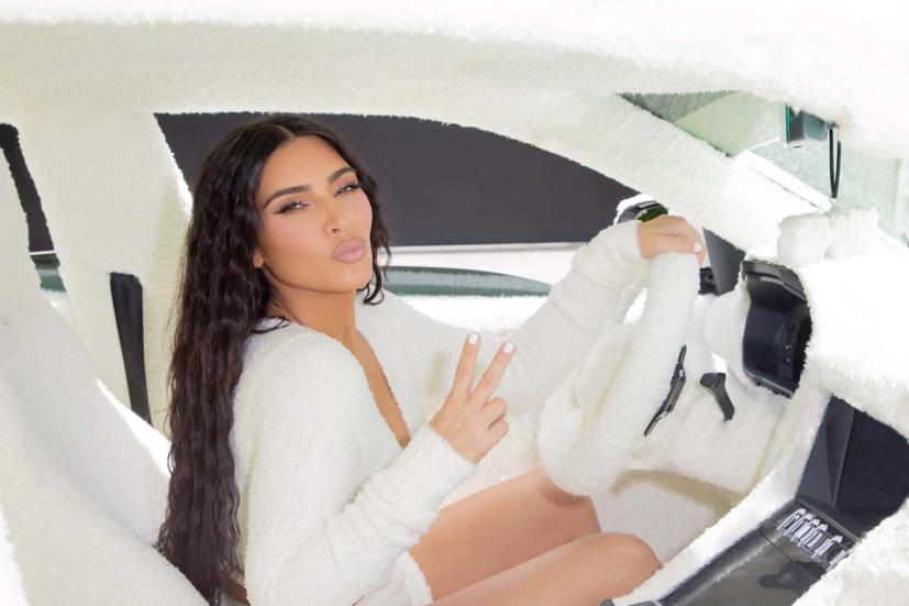 Kim “si&#234;u v&#242;ng ba” l&#224;m tr&#242; cười v&#236; phủ to&#224;n bộ một chiếc Lamborghini Urus bằng… vải l&#244;ng - Ảnh 3