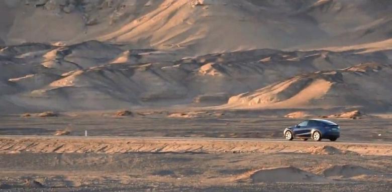 Tuyến đường sạc xe điện siêu tốc cũng là con đường tơ lụa nổi tiếng của Trung Quốc. Ảnh cắt từ video