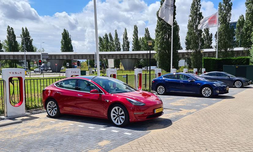 Hiện chỉ xe Tesla có thể sạc tại hệ thống Supercharger. Ảnh: Tesla.