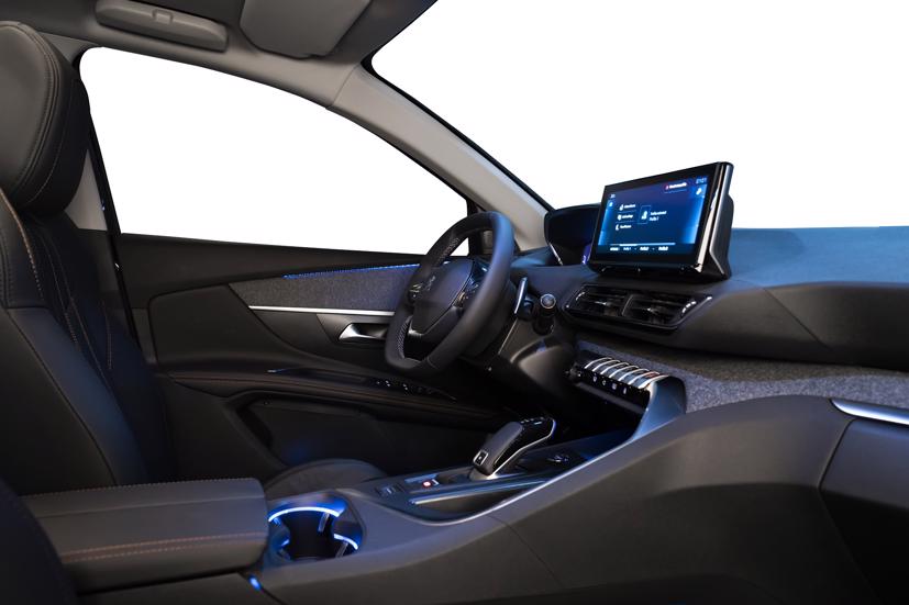 Không gian nội thất trên New Peugeot 3008 duy trì triết lý thiết kế New i-Cockpit cùng các tinh chỉnh nhằm gia tăng tiện nghi cho người dùng.