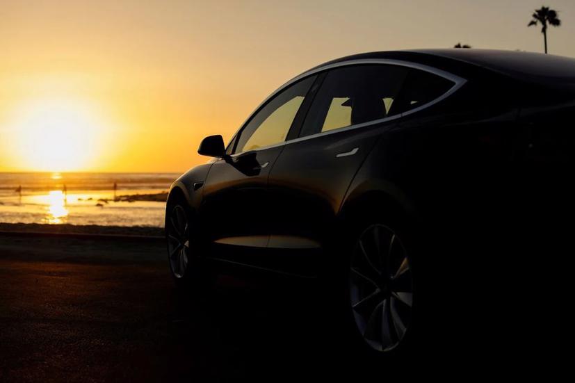 Một chiếc xe Tesla Model 3 tại California. Ảnh: Reuters