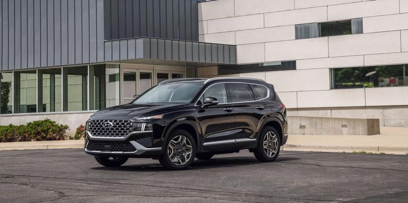 Ước tính, Santa Fe hybrid tiêu thụ hết hơn 7 lít nhiên liệu khi chạy 100 km ở đường đô thị và tiêu thụ 6,5 lít/100 km đường hỗn hợp.