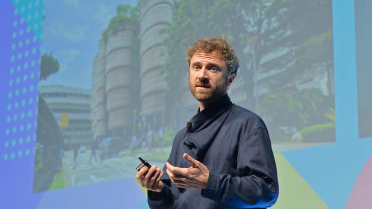 Heatherwick, người đứng sau các thiết kế tương lai của các tòa nhà của Google ở ​​Mountain View và London, nói với CNBC tại sự kiện công nghệ của Diễn đàn người sáng lập rằng nhóm của ông hiện đang nghiên cứu kỹ thuật chiếc xe đặc biệt của tương lai. Ông hy vọng nó sẽ được sản xuất vào năm 2023.