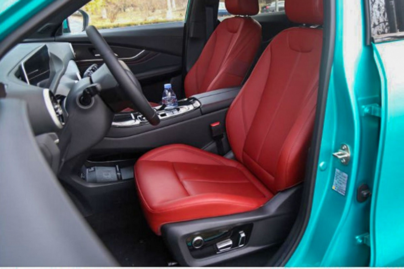 Nhờ trục dài cơ sở lớn đến 2.715 mm, Dongfeng T5 Evo 2021 có không gian nội thất rộng rãi với chỉ 5 chỗ ngồi.