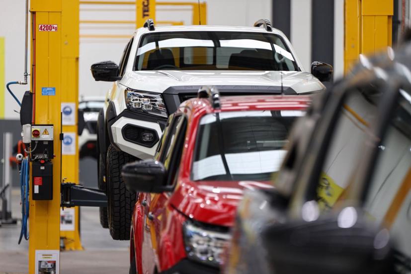 Thành viên hội đồng sản xuất BMW Milan Nedeljkovic cho biết, việc sản xuất của nhà sản xuất ô tô Đức đang bị tạm dừng tại nhiều địa điểm khác nhau, hàng ngày hoặc theo ca riêng lẻ, dẫn đến sản lượng mất khoảng 30.000 chiếc cho đến nay trong năm nay.