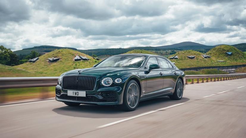 Bentley Flying Spur Hybrid 2022 h&#233; lộ: Hiệu suất gần bằng động cơ V8 - Ảnh 1