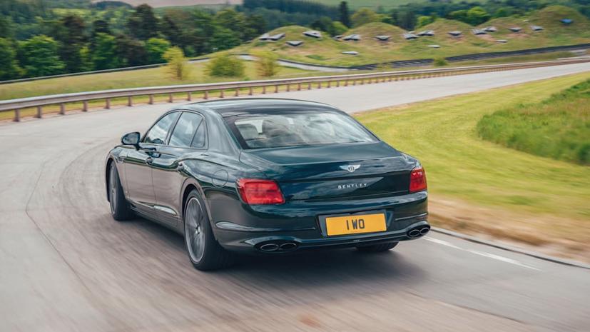 Bentley Flying Spur Hybrid 2022 h&#233; lộ: Hiệu suất gần bằng động cơ V8 - Ảnh 2