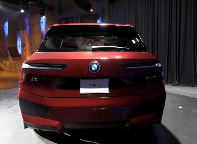 BMW h&#233; lộ cặp đ&#244;i xe điện i4 v&#224; iX - Ảnh 2