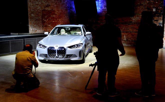 BMW h&#233; lộ cặp đ&#244;i xe điện i4 v&#224; iX - Ảnh 3