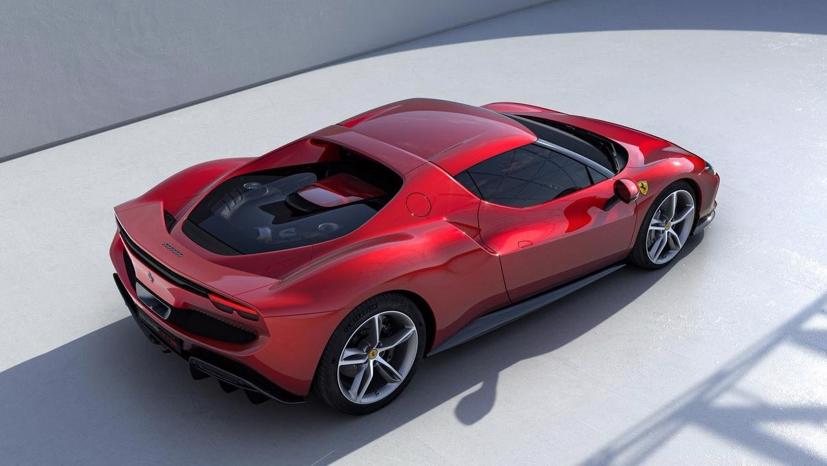 Các siêu xe điện sắp ra mắt không phải vì các nhà sản xuất ô tô như Ferrari và Koenigsegg đã tự nguyện cam kết giảm đáng kể lượng khí thải carbon của họ, mà bởi vì các quy định ở EU sẽ buộc các nhà sản xuất ô tô phân khối thấp phải tuân thủ các tiêu chuẩn tương tự như phần còn lại của ngành công nghiệp sản xuất ô tô.