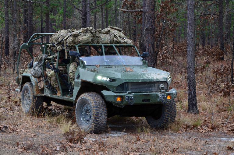 GM Defense, một đơn vị của General Motors, đã sản xuất phiên bản điện của xe Infantry Squad trong chỉ 3 tháng