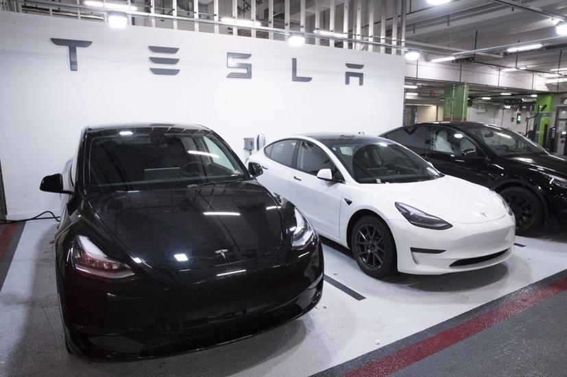 Một chiếc xe Tesla Model 3 đỗ ở giữa hai chiếc Model Y