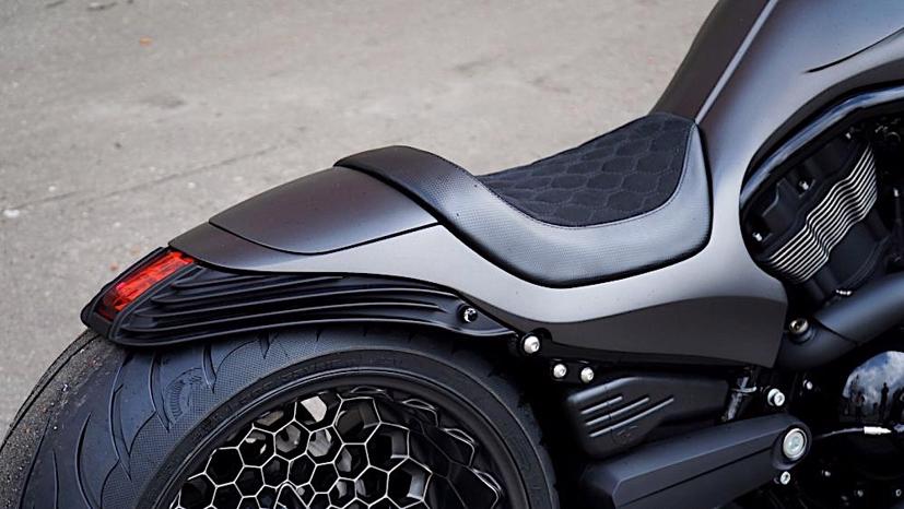 Harley-Davidson Night Rod độ tuyệt đẹp với thiết kế b&#225;nh xe lục gi&#225;c - Ảnh 5