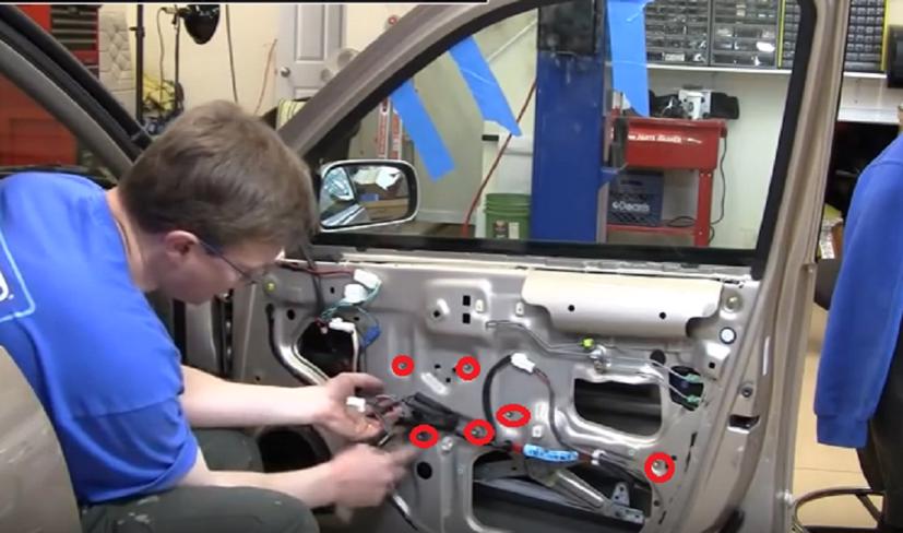 Nguyên nhân và cách khắc phục cửa kính ô tô bị kẹt - Ảnh 1