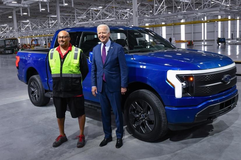 Tổng thống Mỹ Joe Biden đã lái thử xe bán tải F-150 của hãng Ford trong chuyến thăm tới Detroit hôm 18/5.