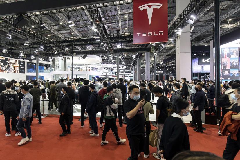 Khách tham quan gian hàng Tesla tại triển lãm Auto Thượng Hải 2021 vào ngày 27 tháng 4.