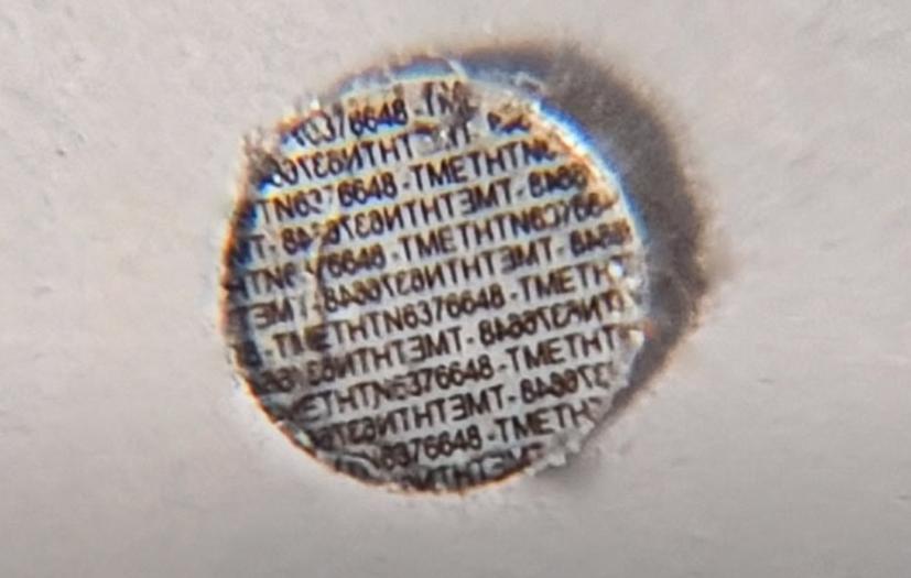 Dưới kính hiển vi, số VIN hiện lên rõ ràng. Ảnh từ video