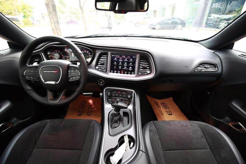 Dodge Challenger về Việt Nam hầu hết dùng động cơ V6, dòng xe này còn có tùy chọn máy V8 mạnh hơn 700 mã lực