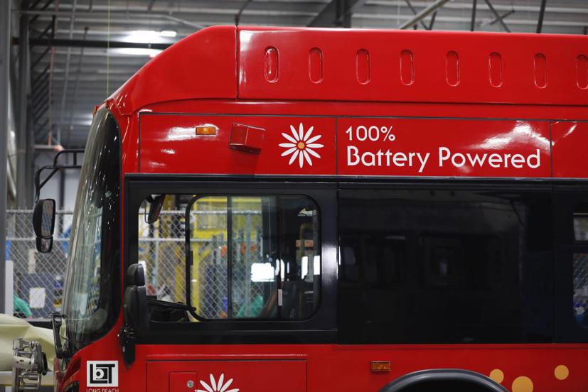 Một chiếc xe buýt điện được trưng bày tại nhà máy của BYD ở Lancaster, California, vào năm 2017. Ảnh: Bloomberg