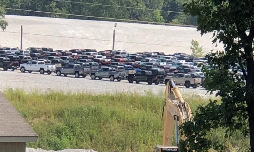 Hàng trăm chiếc bán tải cỡ trung Chevrolet Colorado và GMC Canyon đỗ tại Bedrock Quarry, Missouri, vào ngày 3/8. Ảnh: Detroit Free Press.