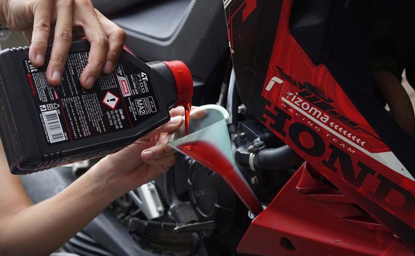 Dấu hiệu ph&#225;t hiện động cơ xe m&#225;y bị đổ dầu nhớt giả - Ảnh 1