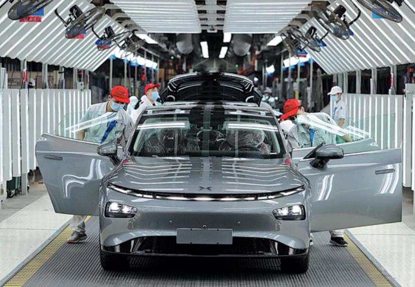 Công nhân lắp ráp ô tô tại cơ sở sản xuất của Xpeng Motors ở Zhaoqing, tỉnh Quảng Đông