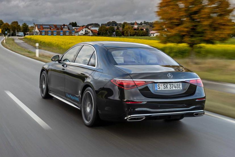 Xe Mercedes mới sẽ c&#243; t&#237;nh năng cảnh b&#225;o ổ g&#224;, ổ voi - Ảnh 1