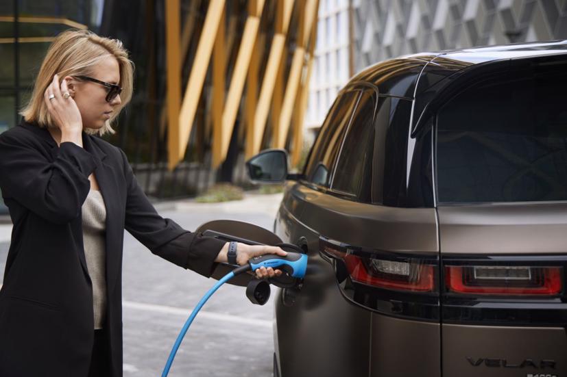 Range Rover Velar Auric Edition 2021 ra mắt tại Ch&#226;u &#194;u - Ảnh 7