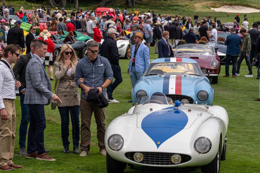 Được tổ chức lần đầu tiên vào năm 1950, Pebble Beach Concours d’Elegance là lễ kỷ niệm ô tô hàng đầu thế giới. Mỗi chiếc xe được trưng bày trên đường đua số 18 nổi tiếng, nơi những người sành xe trên toàn thế giới tụ tập để chiêm ngưỡng. Concours đã quyên góp được hơn 32 triệu USD tiền từ thiện kể từ khi thành lập.