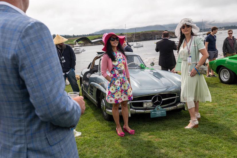 Nhiều người tham dự Pebble Beach ăn mặc như thể họ đang tham dự giải đua xe thể thao Kentucky Derby, với những bộ quần áo và váy kiểu tiệc trong vườn, màu sắc tươi sáng và mũ lớn.